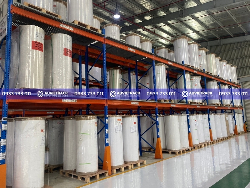 Kệ Selective cho kho hàng vải cuộn